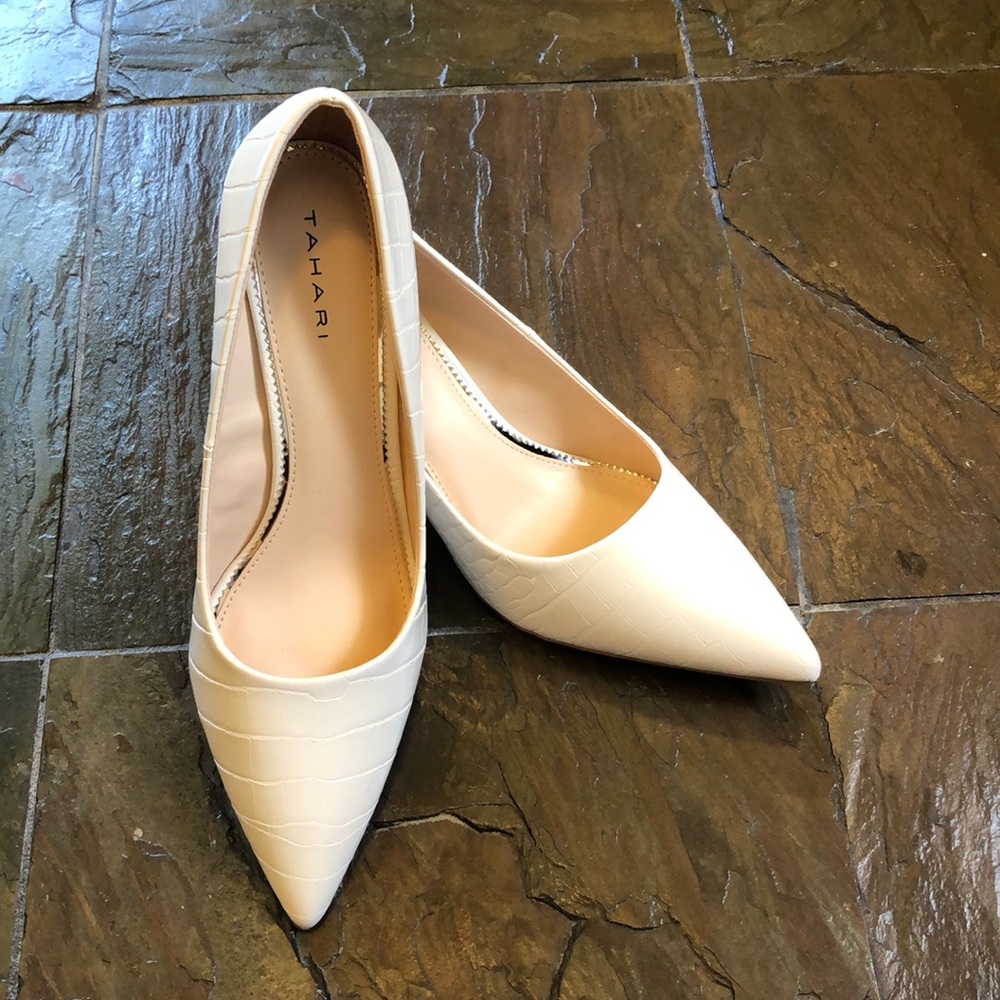 Women’s white Tahari faux leather low heel.